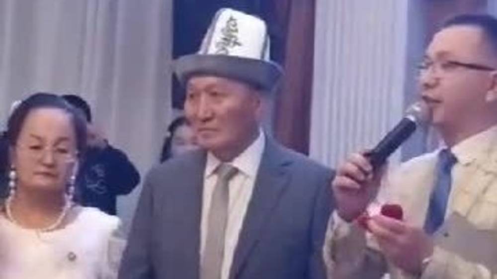 В Москве 70-летний кыргызстанец женился на 50-летней кыргызстанке. Видео