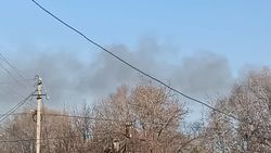 Асфальтобетонный завод на БЧК в селе Восток выпускает черный дым из труб. Видео