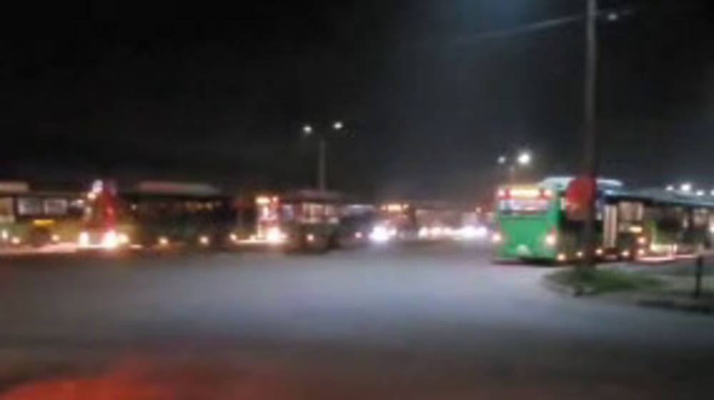 Пробка из автобусов на въезде в автопарк в 11 часов ночи. Видео