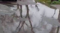 Тротуар на Дэн Сяопина топит во время дождя. Видео