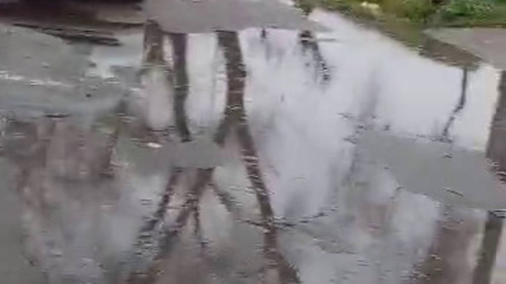 Тротуар на Дэн Сяопина топит во время дождя. Видео