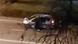 Мужчина избивает кого-то ногами, вытащив из машины. Видео очевидца