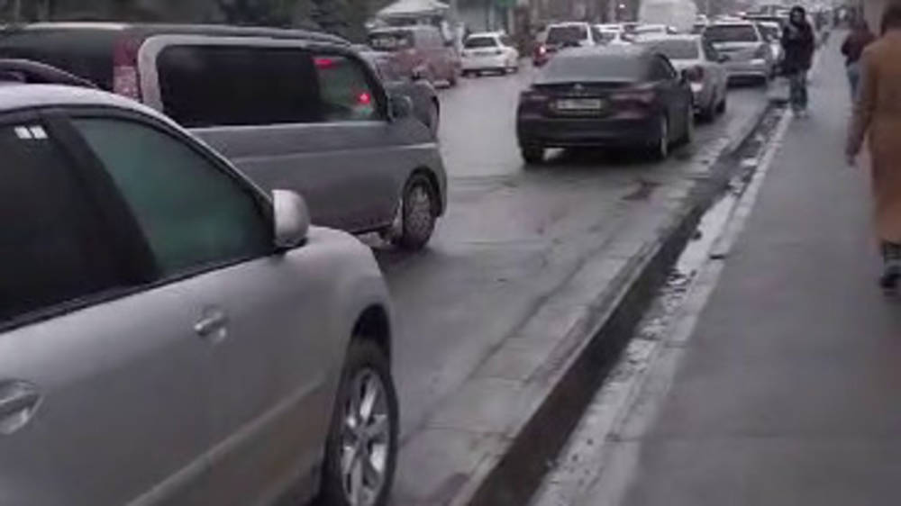 Горожанка просит эвакуировать машины на Боконбаева, припаркованные в неположенном месте. Видео