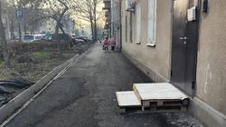 На ул.Боконбаева ступеньки стоят на тротуаре. Фото