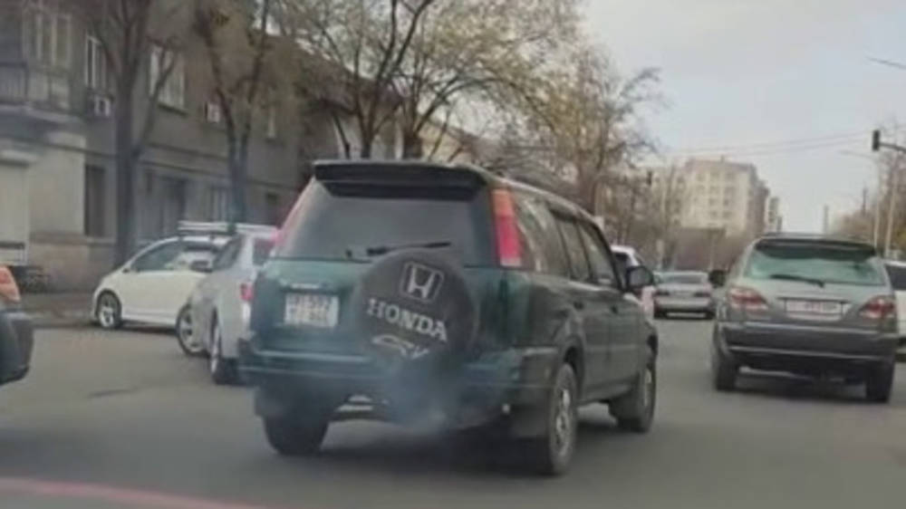 «Хонда CR-V» сильно дымит. Видео горожанина