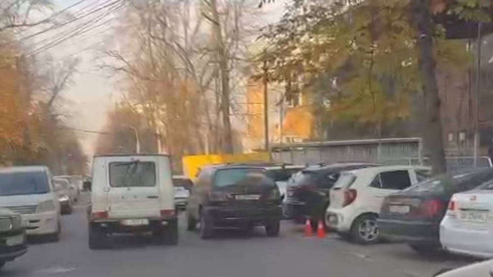 По ул.Раззакова сложно проехать из-за припаркованных авто. Видео