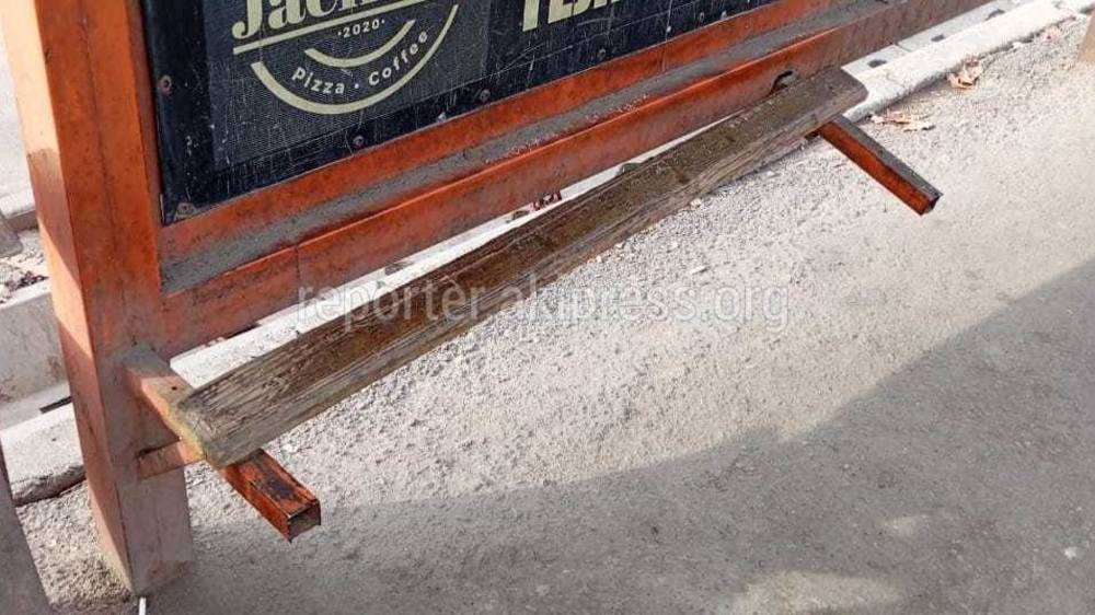 «Бишкекасфальтсервис» отремонтирует скамейку на остановке по Молодой Гвардии