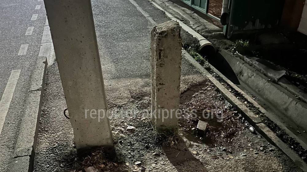 В Ленинском районе демонтировали два бетонных столба посреди тротуара