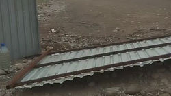 Законно ли перекрывают забором проезд в Алтын-Ордо? Видео горожанина