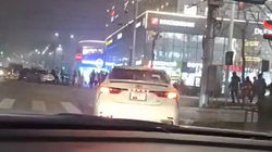 Водитель «Камри» припарковался на «зебре» под светофором, включив аварийку. Видео
