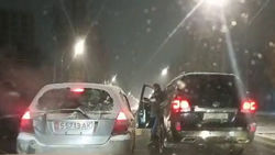 Водители «Крузака» и «Фита» не поделили дорогу, устроив потасовку посреди проспекта Айтматова. Видео