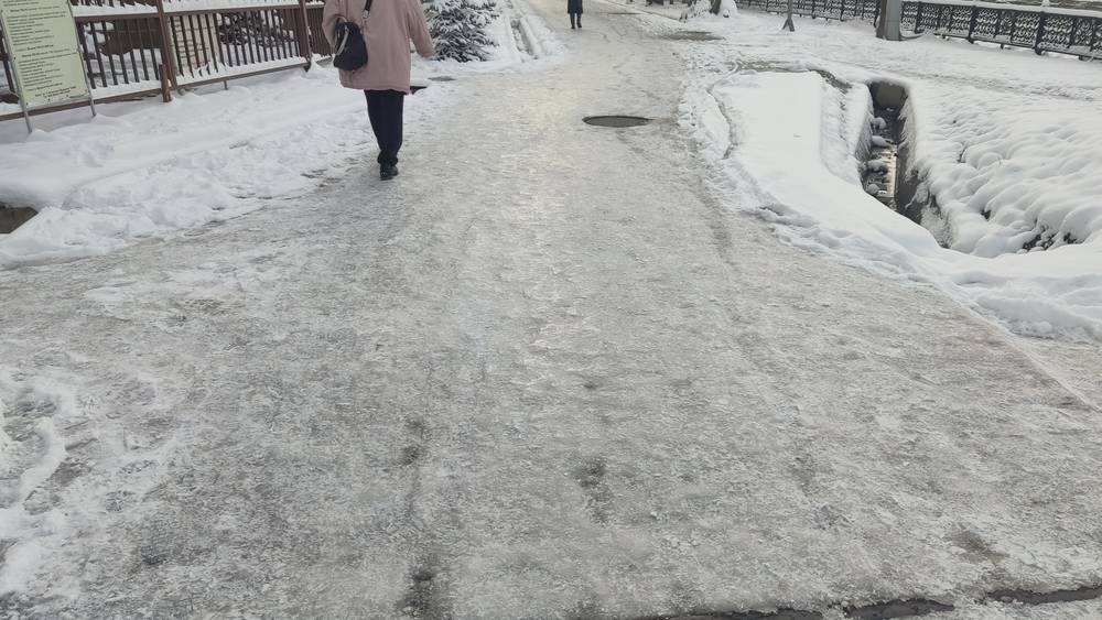 Горожанин жалуется, что тротуар по Чынгыза Айтматова не очистили от снега