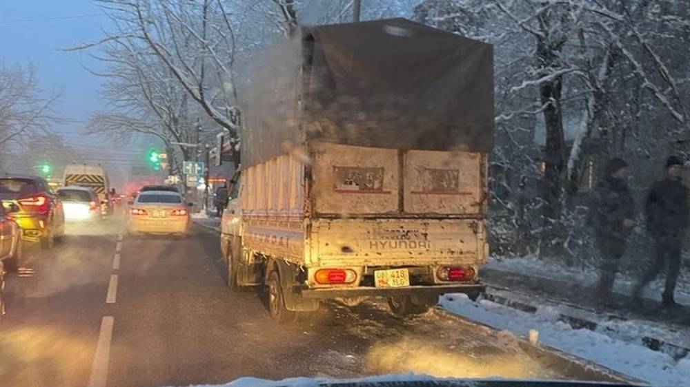 Горожанин жалуется, что грузовой автомобиль каждое утро мешает проезду по улице Суеркулова