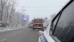 Как в Бишкеке убирали дороги от снега. Видео