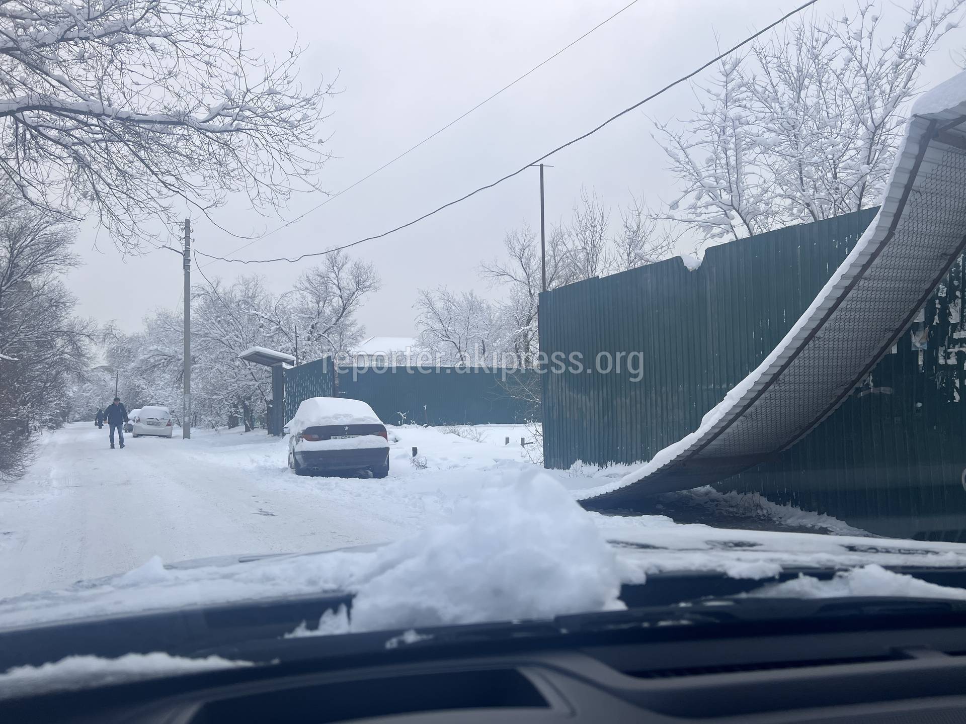 Опасный навес над тротуаром в 5 мкр. Фото