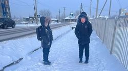 Дети в холод возвращаются домой со школы, узнав, что учебу перевели на онлайн. Фото