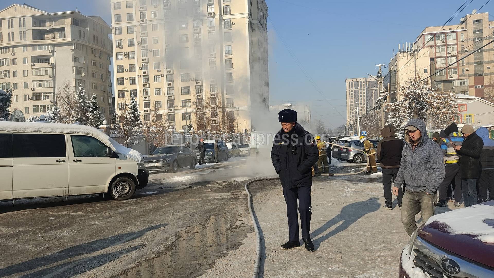 Взрыв у посольства Турции в Бишкеке. Горит автомобиль. Фото, видео