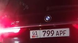 BMW X7 припарковали на «зебре». Видео