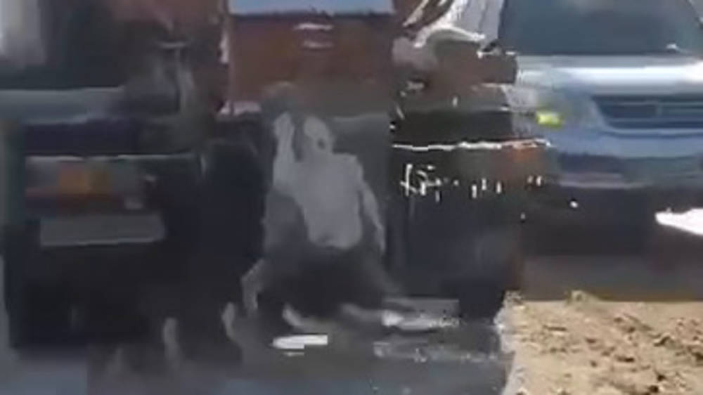 Дорогу по ул.Шопокова посыпали солью после жалобы горожанина. Видео