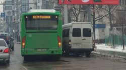 На Ахунбаева столкнулись автобус №52 и маршрутка №132