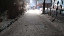 Тротуар в Востоке-5 весь в снежной каше. Фото