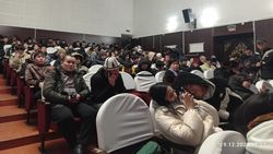 В Нарыне школьников и студентов собрали в драмтеатре за час до начала мероприятия. Фото