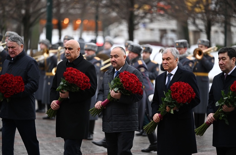 Kyrgyz Parliament Speaker Nurlanbek Shakiev lays flowers at the Tomb of the Unknown Soldier in Moscow - Vimarsana News