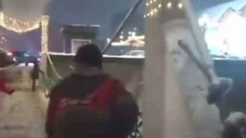 В мэрии рассказали, как «Тазалык» борется со снегом и льдом на мосту через реку Ала-Арча возле «Азии Молл»
