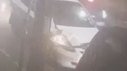 Водитель «Хонды Фит» врезался в припаркованную машину и уехал. Видео