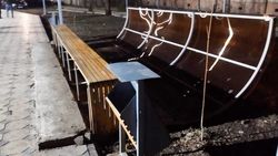 В новом сквере на ул.Тимирязева после ветра перевернулись две скамейки. Видео