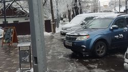 На улице Горького машины паркуются на тротуаре