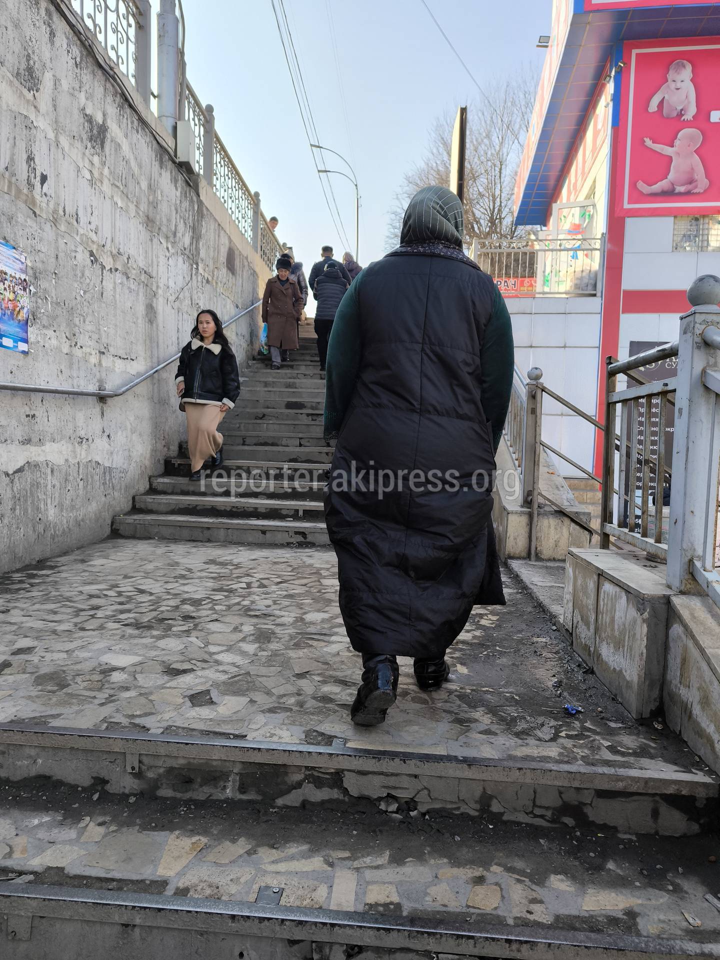 По лестнице возле филармонии в городе Ош невозможно ходить, она очень  разбитая, - горожанка