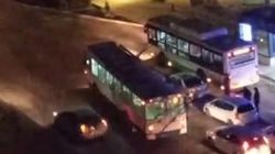 На Абдрахманова троллейбус производит посадку и высадку пассажиров на проезжей части. Видео