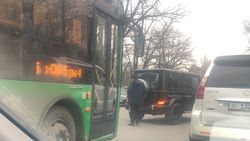 На Суеркулова автобус столкнулся с «Геликом». Фото