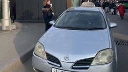 «Ниссан» со штрафами более 10 тыс. сомов припарковался на остановке. Фото