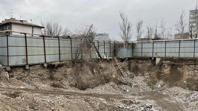 Asphalt of old excavation collapsed on Chui/Suyumbaev st. Company issued warning - Vimarsana News