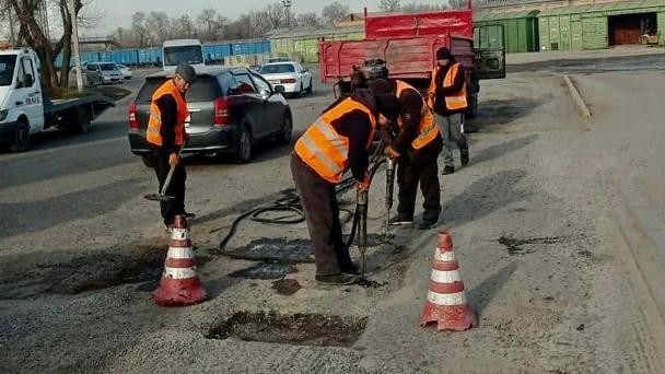Potholes are being repaired by city services in Bishkek - Vimarsana News