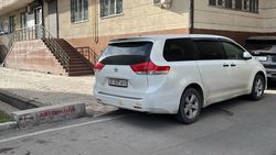 На Калыка Акиева припарковали «Тойоту», заблокировав тротуар. Фото