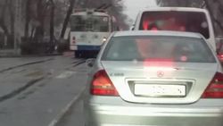 Троллейбус едет против шерсти по полосе для общественного транспорта на Московской. Видео