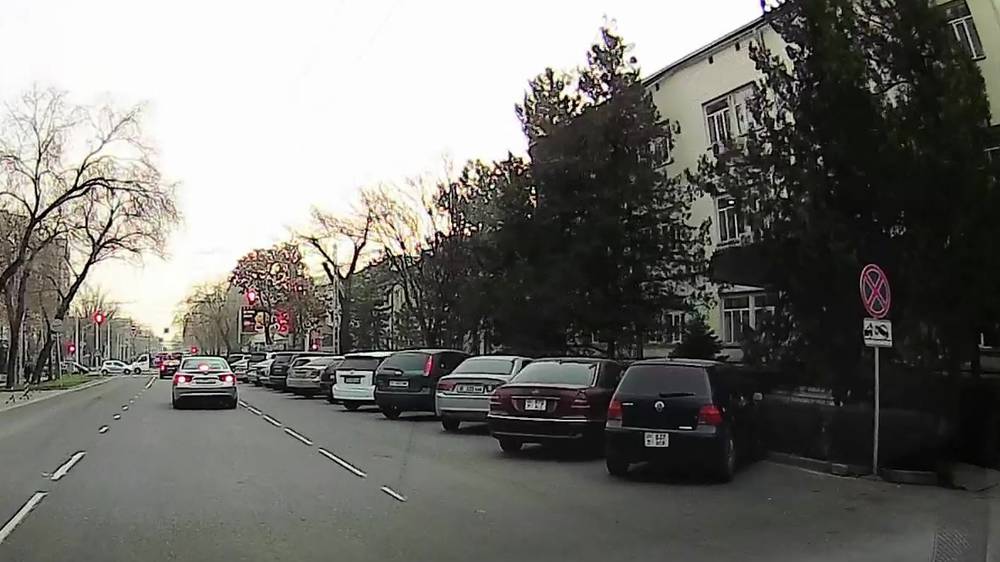 Возле поликлиники МВД вновь паркуются в неположенном место. Видео