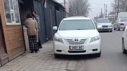 «Камри» припарковали на тротуаре по Куренкеева. Фото