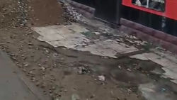 По ул. Абдрахманова кучи песка и грязный тротуар. Видео