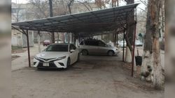 Жители Аламедин-1 сами отремонтировали двор и сделалаи парковку, а теперь муниципалитет требует их убрать