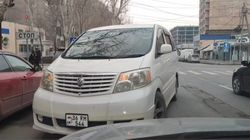 Toyota Alphard выехал на встречную полосу на односторонней улице Суюмбаева. Видео