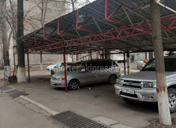 Житель Бишкека просит убирать ограничения, установленные для парковочных мест во дворах