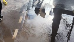 Горожанин жалуется на лужи, образующиеся после дождей и снега на Эркиндик-Пролетарской