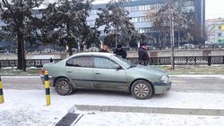 Водители паркуются на тротуаре по проспекту Чынгыза Айтматова. Фото