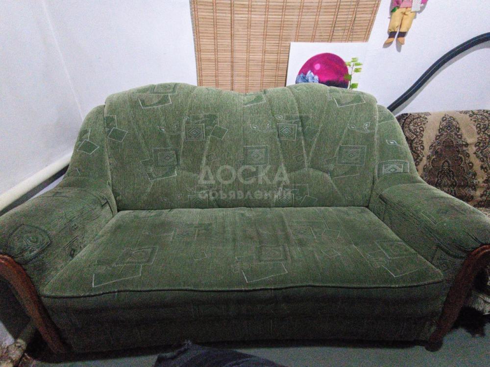 Продам Б/У диван зелëного цвета, без раскладного механизма.