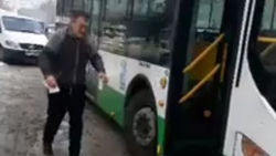 Водитель автобуса №48 остановился, чтобы купить кофе. Видео