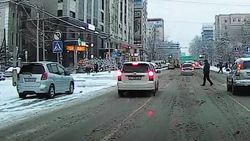 На Токтогула-Орозбекова водитель «Тойоты» дважды едва не сбил пешеходов. Видео